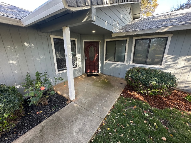 1917 Trumpet Dr in Redding, CA - Foto de edificio - Building Photo