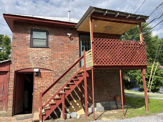 402 1/2 W Pine St, Unit 402 half