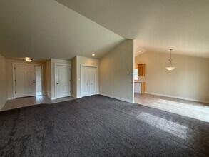 6020 Landmark Ln in Eugene, OR - Building Photo - Building Photo