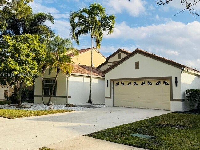 189 Cameron Dr in Weston, FL - Building Photo - Building Photo