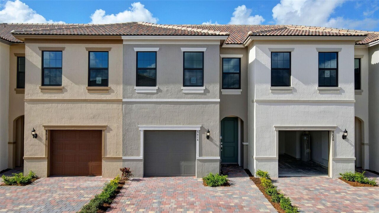 8616 Escue St in Wellington, FL - Building Photo