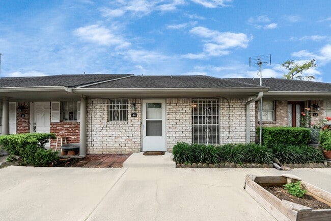 property at 44 W Tri Oaks Ln