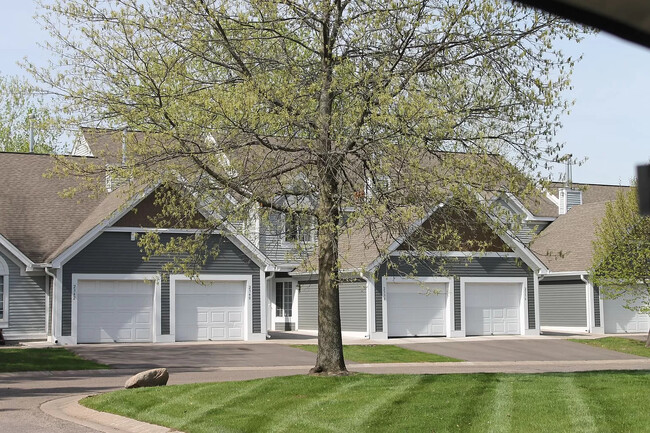 Woodlane Place Townhomes in Woodbury, MN - Building Photo - Building Photo