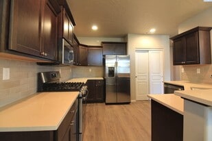 3710 Whimbrel Ln in Pasco, WA - Building Photo