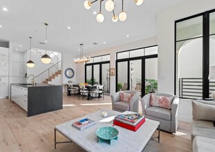 4482 NW 80th Ave in Doral, FL - Building Photo - Building Photo