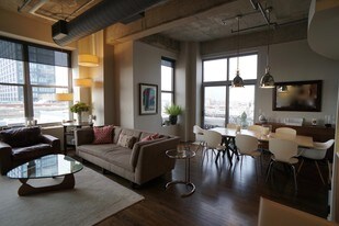 933 W Van Buren St, Unit 913 in Chicago, IL - Building Photo