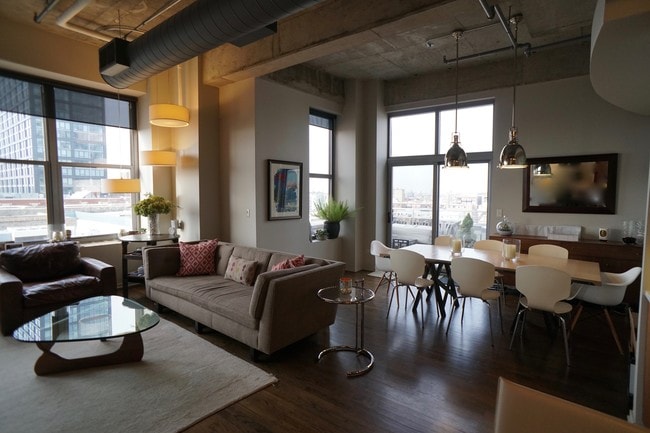property at 933 W Van Buren St