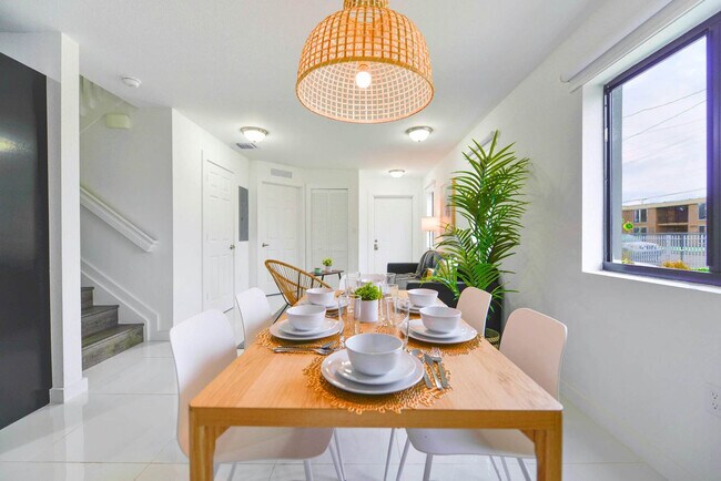2241 NW 50th St in Miami, FL - Building Photo - Building Photo