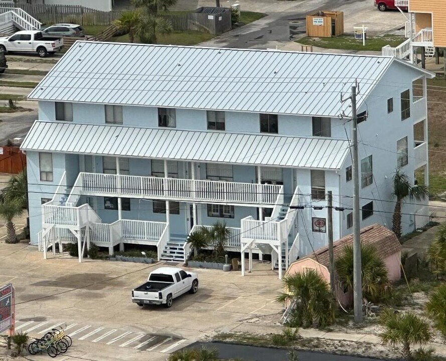 8460 Gulf Blvd in Navarre, FL - Foto de edificio