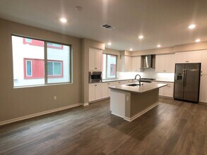 195 Bowery in Irvine, CA - Foto de edificio - Building Photo