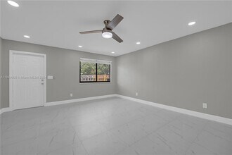 303 NW 7th St-Unit -B in Hallandale Beach, FL - Building Photo - Building Photo