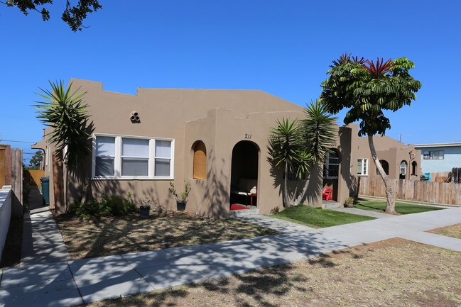 209-217 S Horne St in Oceanside, CA - Building Photo - Building Photo