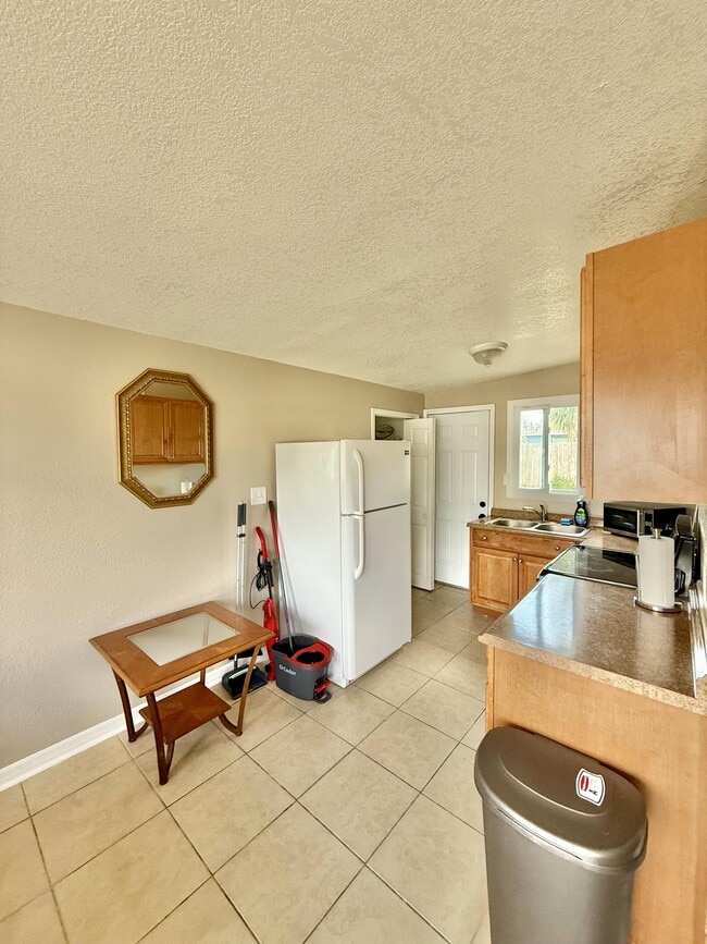 12086 105th St in Largo, FL - Foto de edificio - Building Photo