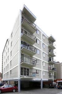 Brenton Manor in Calgary, AB - Building Photo - Building Photo