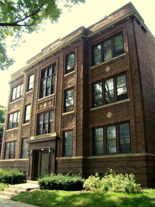 Richmond Apartments in Milwaukee, WI - Building Photo