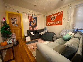 127 Cedar St, Unit 1 in Fitchburg, MA - Foto de edificio - Building Photo