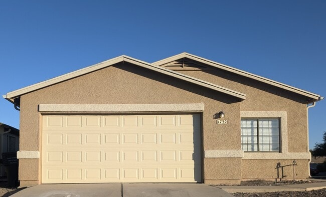 1732 W Rue du Fleuve