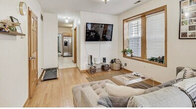 2614 W Thomas St, Unit Apt 1 in Chicago, IL - Building Photo - Building Photo