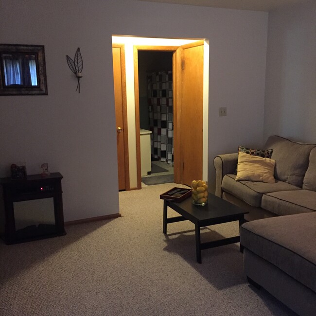 12116 W Bluemound Rd in Wauwatosa, WI - Building Photo - Building Photo