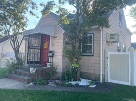 25 Grand St in Franklin Square, NY - Building Photo