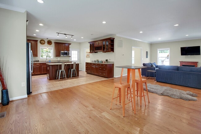 6799 Wilson Blvd in Falls Church, VA - Building Photo - Building Photo