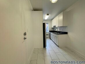 70 St Paul St, Unit 2 in Cambridge, MA - Foto de edificio - Building Photo