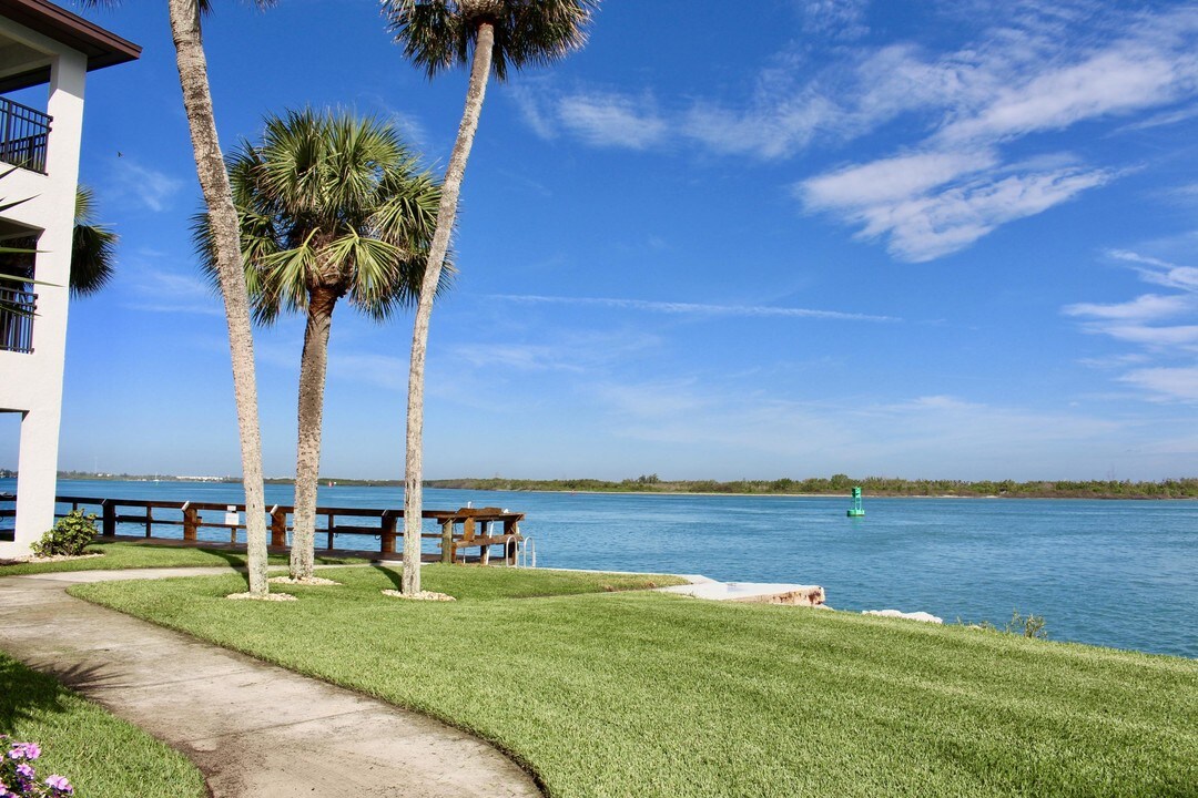 1630 Seaway Dr-Unit -209 in Fort Pierce, FL - Foto de edificio