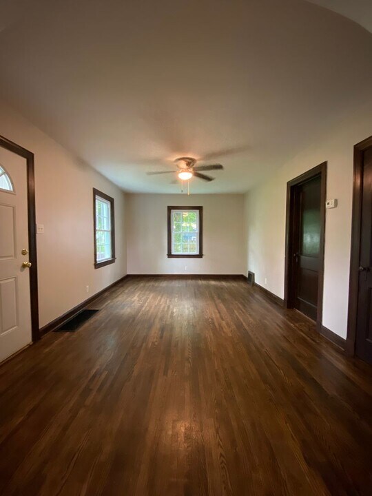 1106 W Mishawaka Rd in Elkhart, IN - Building Photo