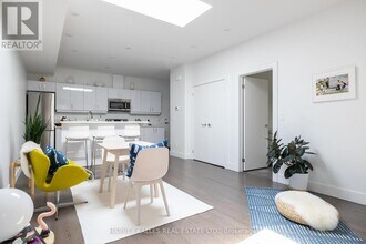 2076 Dundas St W in Toronto, ON - Building Photo - Building Photo