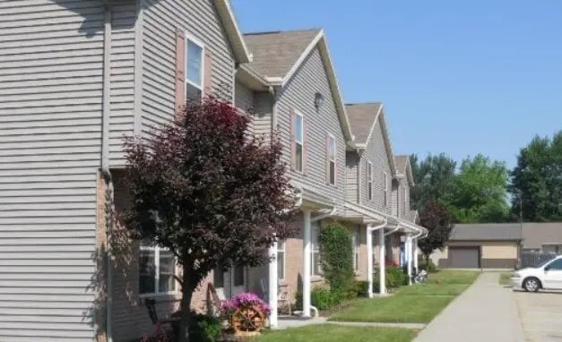 100 N 3rd St in Shelby, OH - Foto de edificio