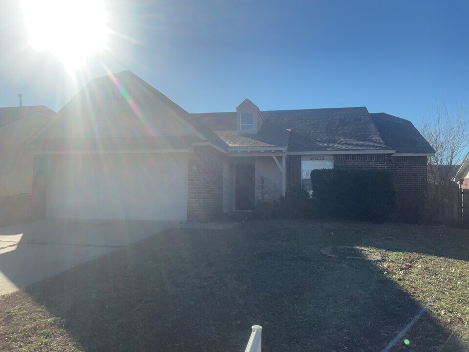 20232 E 43rd Pl S in Broken Arrow, OK - Foto de edificio