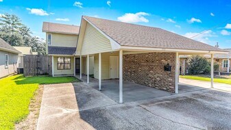536 N Jefferson Ave, Unit 4 in Port Allen, LA - Building Photo