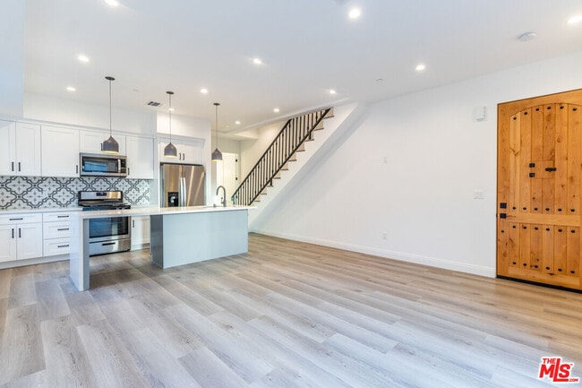 5325 Ben Ave in Los Angeles, CA - Foto de edificio - Building Photo