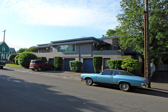 1926-1932 SE Ash St in Portland, OR - Building Photo - Building Photo