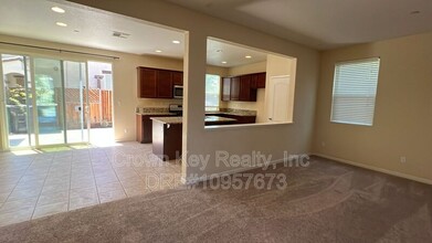 346 W Portales Dr in Tracy, CA - Building Photo - Building Photo