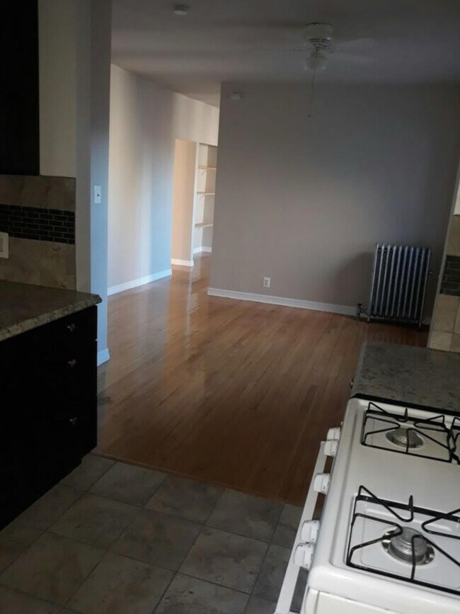 1323 W Estes Ave, Unit ONE BED in Chicago, IL - Building Photo - Building Photo