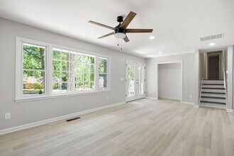 5520 St Lo Ln in College Park, GA - Foto de edificio - Building Photo