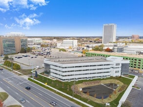 Lindsey Living in Troy, MI - Foto de edificio - Building Photo