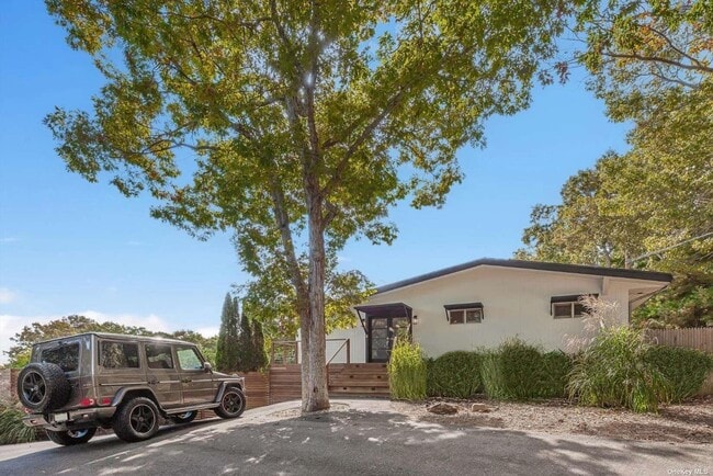 69 3 Mile Harbor Dr in East Hampton, NY - Building Photo - Building Photo