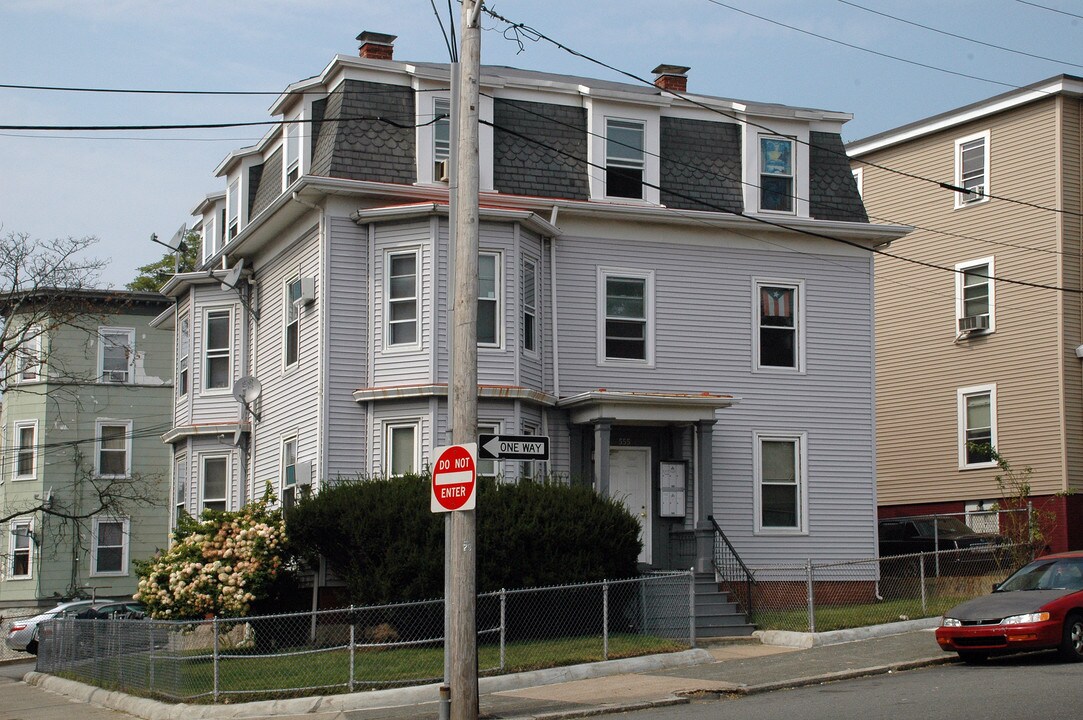 555 Essex St in Lynn, MA - Foto de edificio