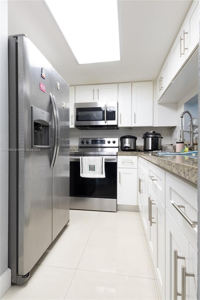 2075 SW 122nd Ave in Miami, FL - Building Photo - Building Photo