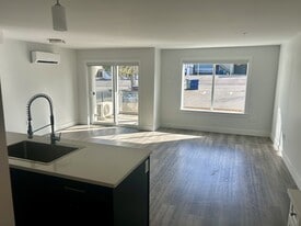 210 First Ave W in Qualicum Beach, BC - Building Photo