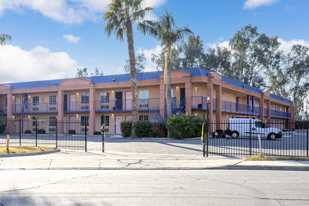 The Blanco in Bakersfield, CA - Building Photo