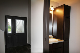 River Pointe Townhomes in Thief River Falls, MN - Building Photo - Building Photo