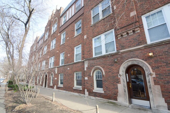 2132 N Fremont St, Unit J01P