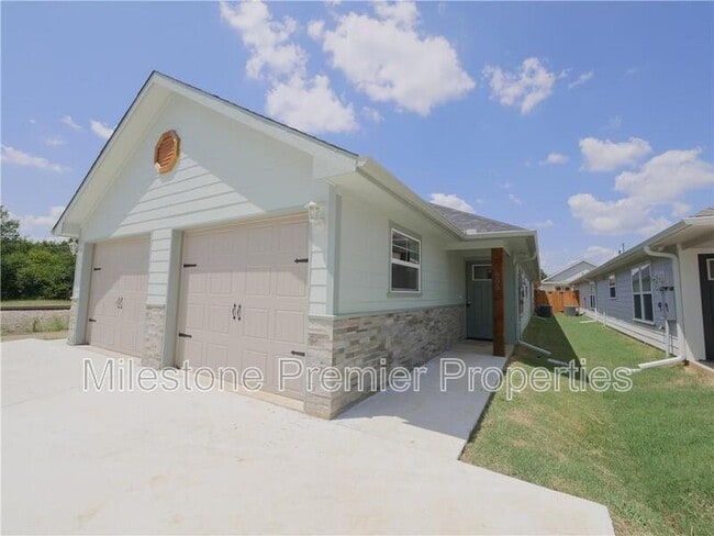 property at 605 E Carter St