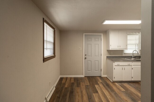 1403 Lowe St in Columbia, MO - Foto de edificio - Building Photo