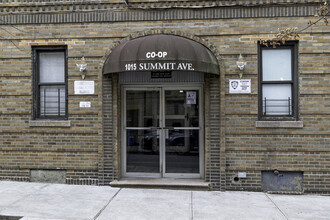 1015 Summit Ave in Bronx, NY - Building Photo - Building Photo