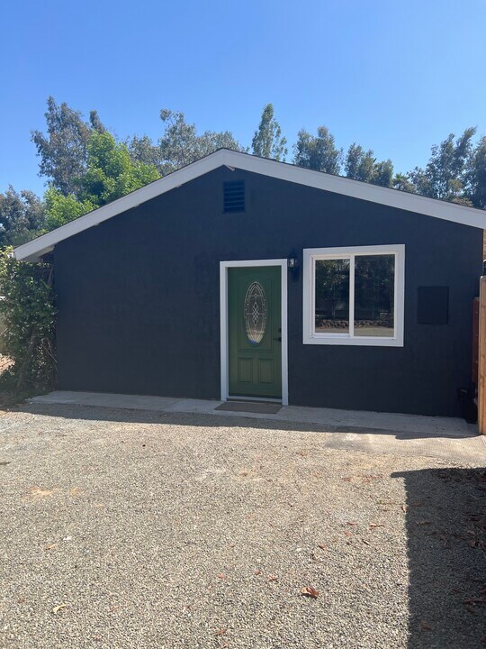 2249 N Nutmeg St, Unit 2249 A in Escondido, CA - Foto de edificio