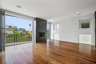 419 Venice Way, Unit 02F in Los Angeles, CA - Building Photo - Building Photo